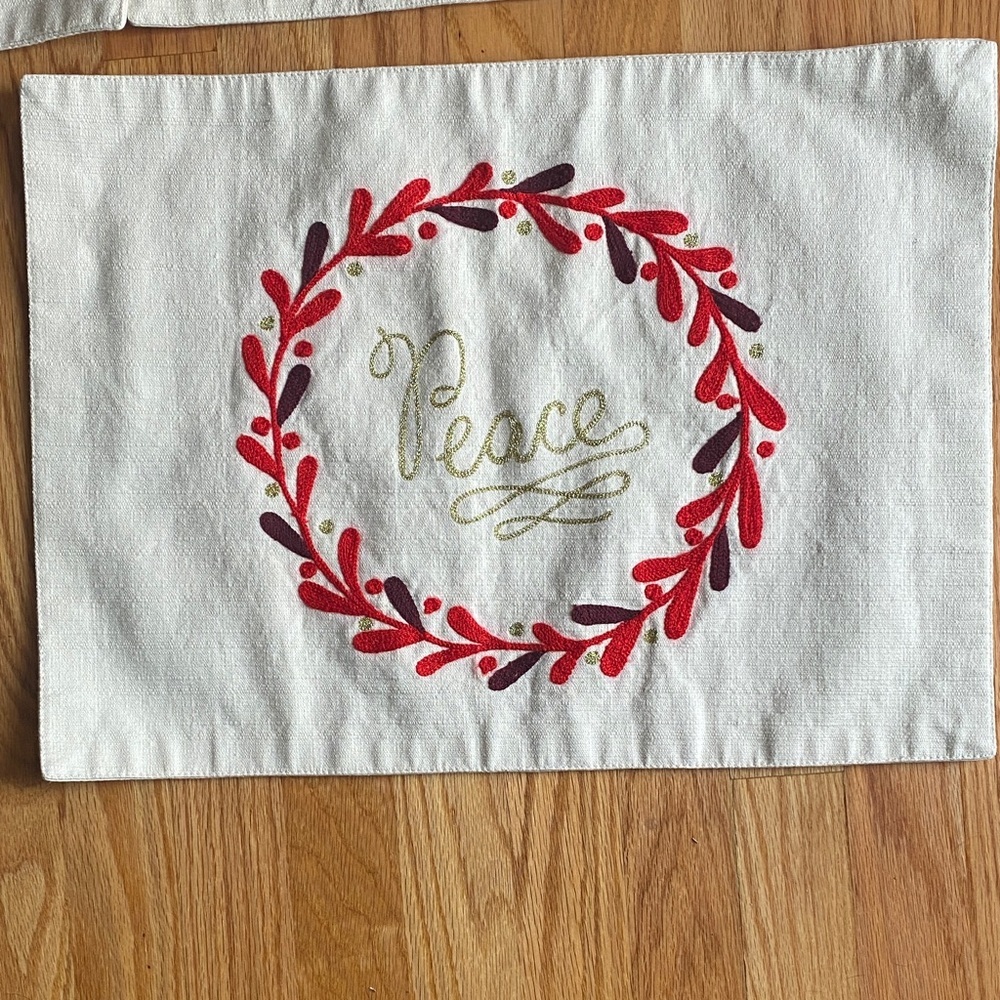 4 Festive Peace Placemats with Red and Gold Wreath
